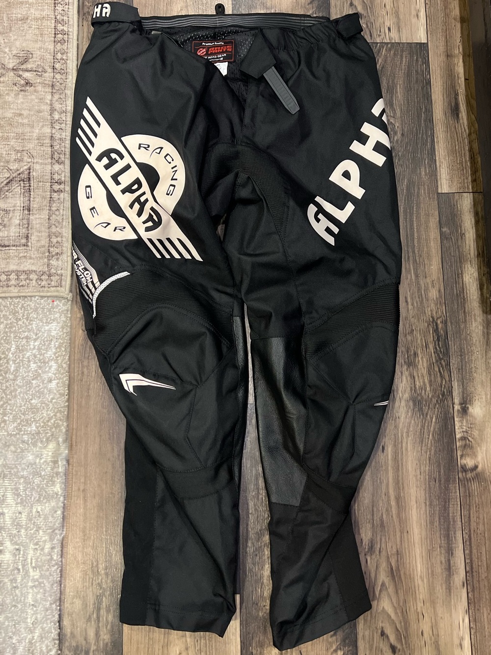Men’s Alpha Racing Size 34 Pants with Removable Side Pads